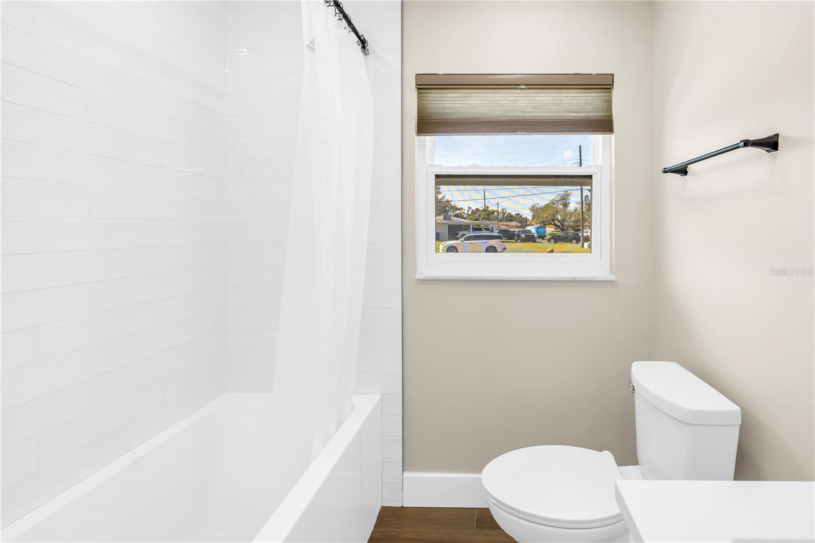 Image 28 of 39 For 4891 Venetian Boulevard Ne