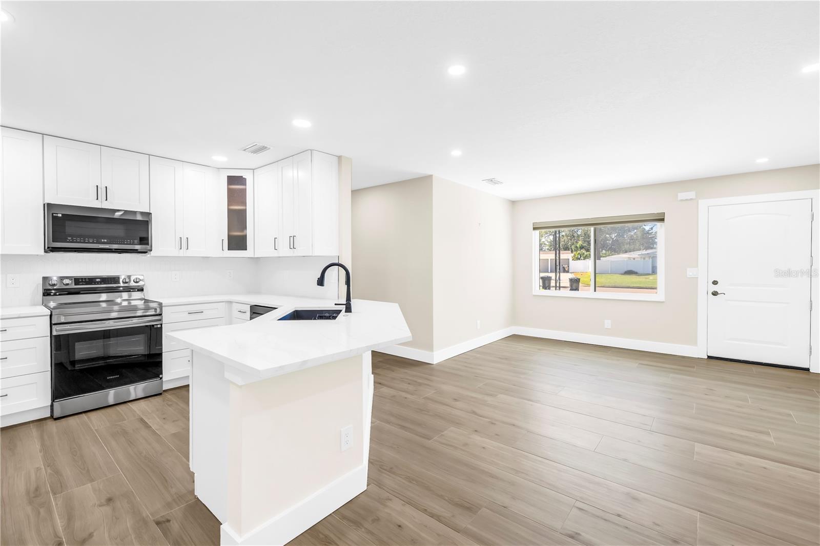 Image 9 of 39 For 4891 Venetian Boulevard Ne