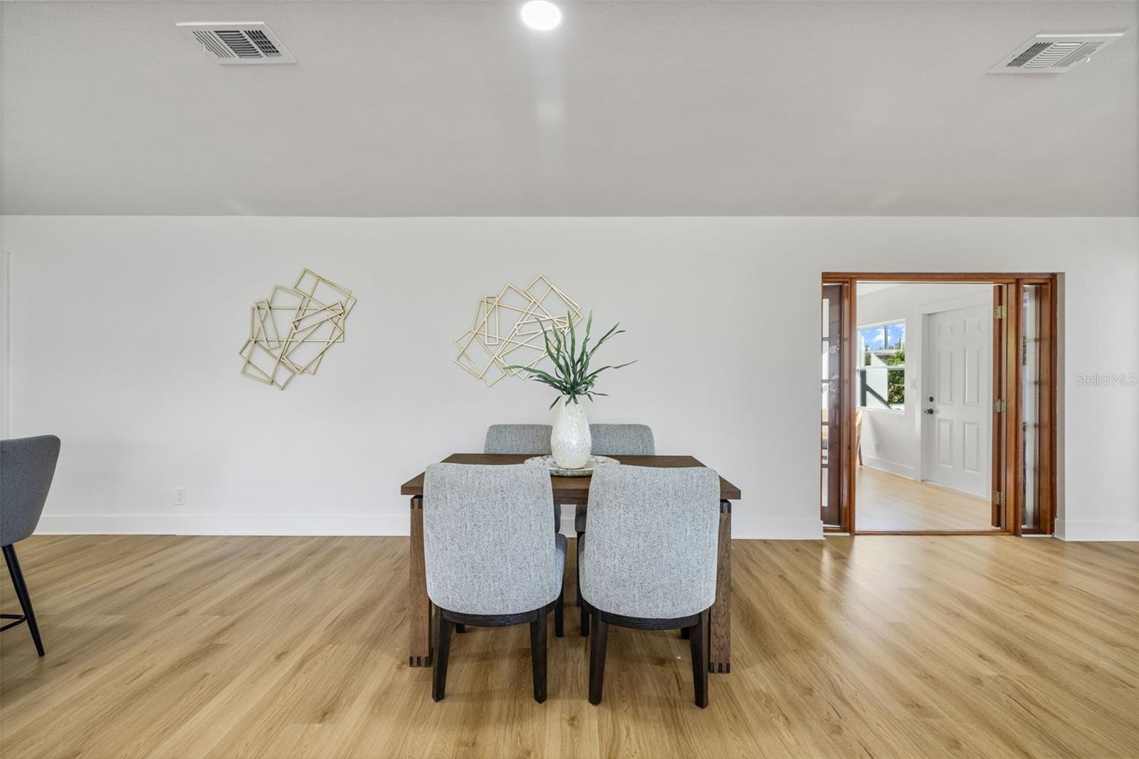 Image 11 of 32 For 869 Deville Drive E