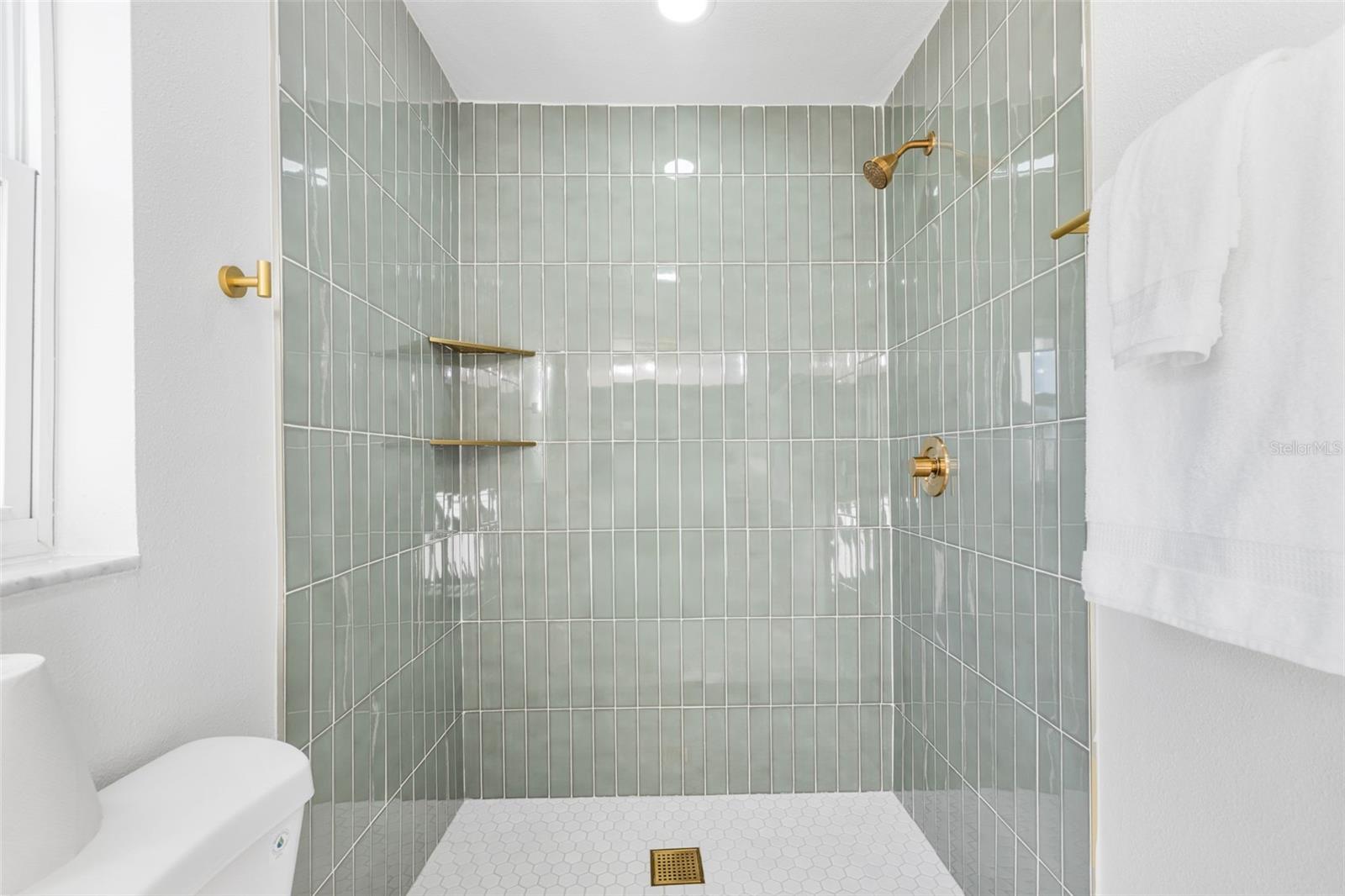 Image 20 of 32 For 869 Deville Drive E