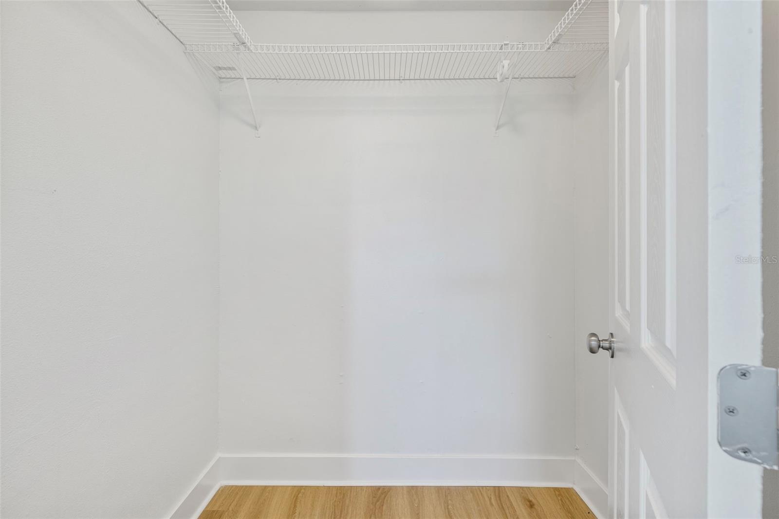 Image 21 of 32 For 869 Deville Drive E