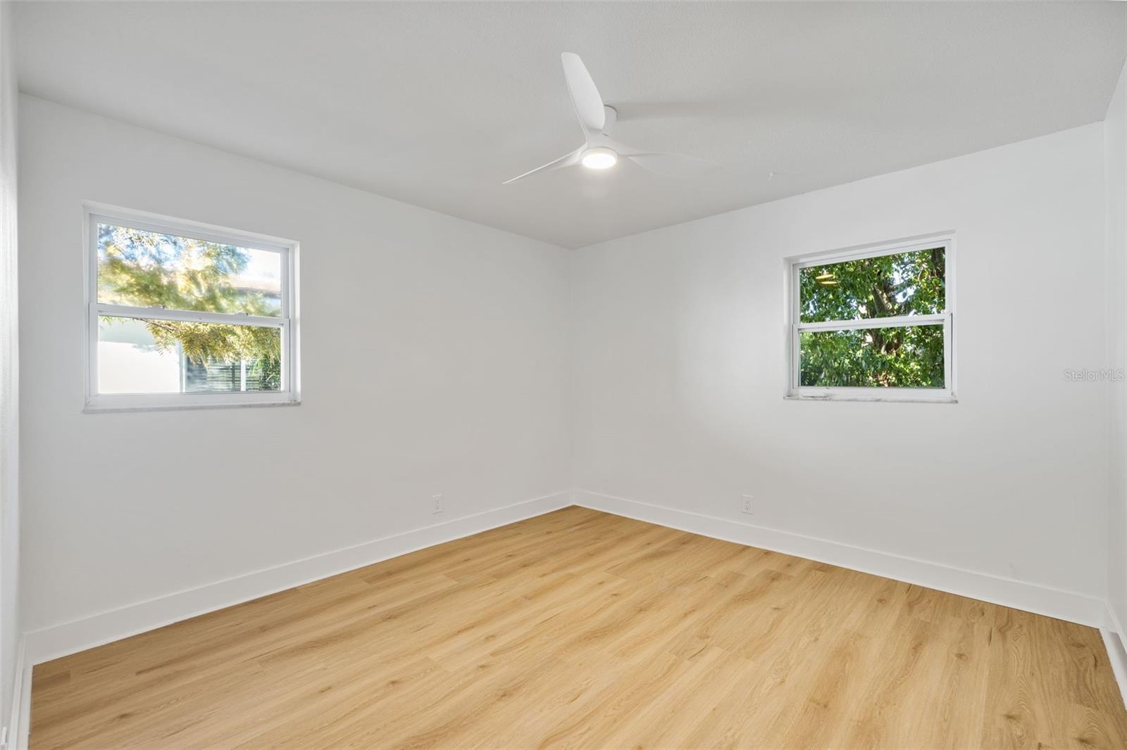 Image 24 of 32 For 869 Deville Drive E