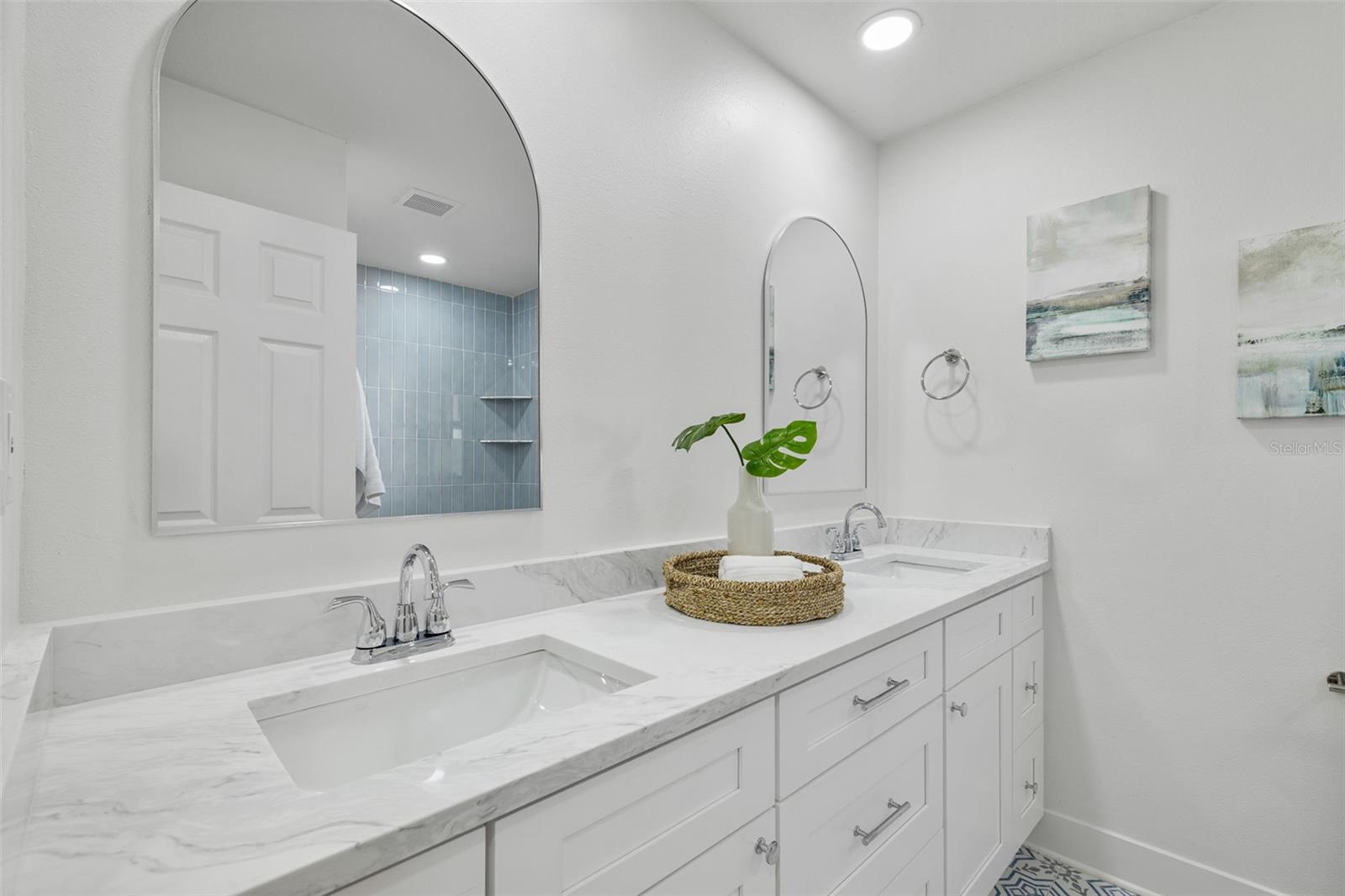 Image 26 of 32 For 869 Deville Drive E