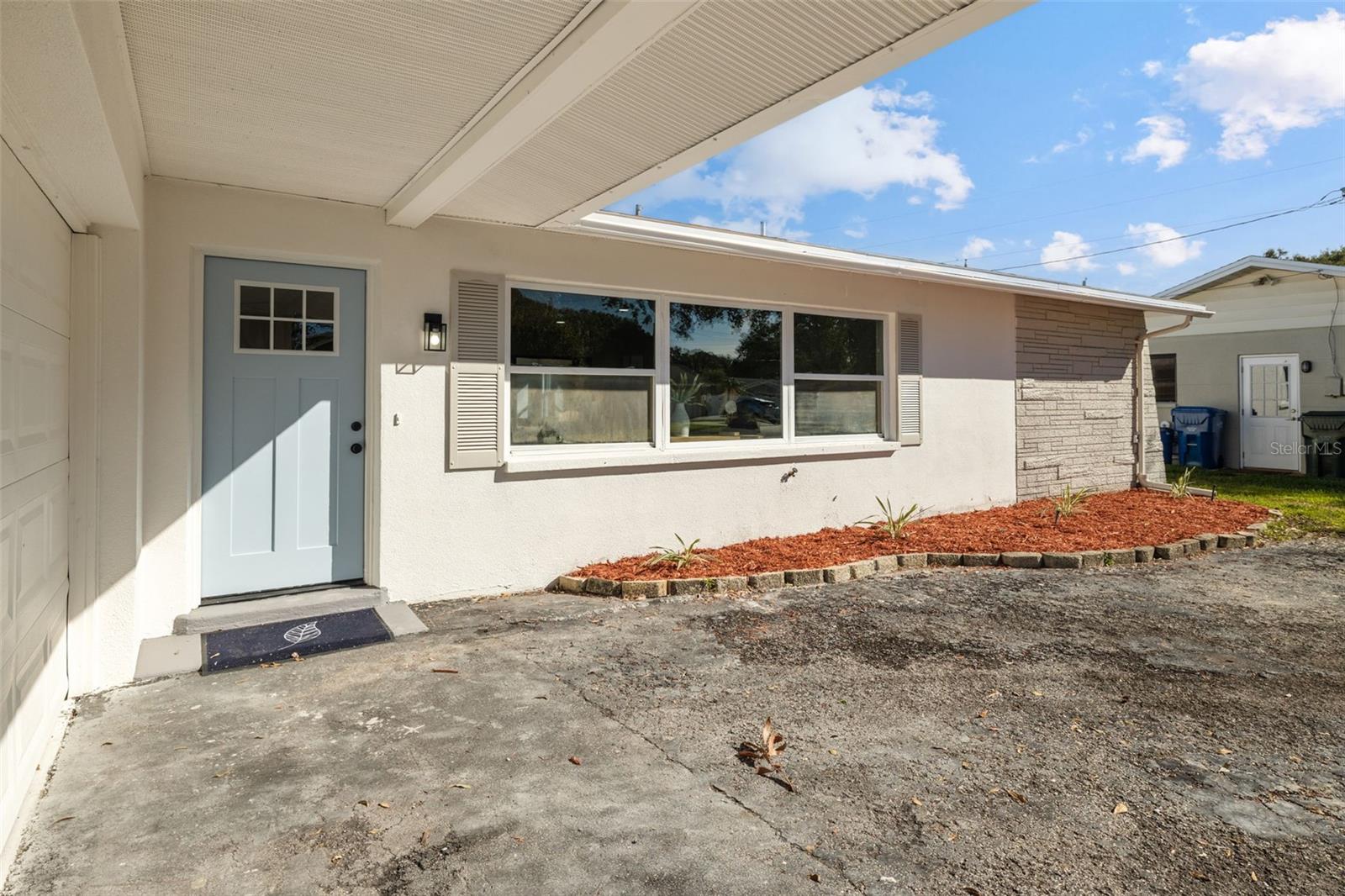 Image 4 of 32 For 869 Deville Drive E