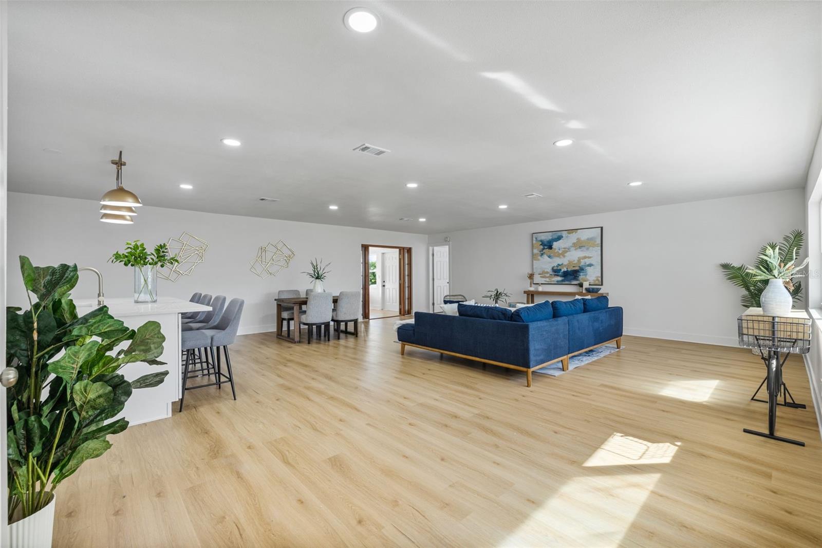 Image 5 of 32 For 869 Deville Drive E