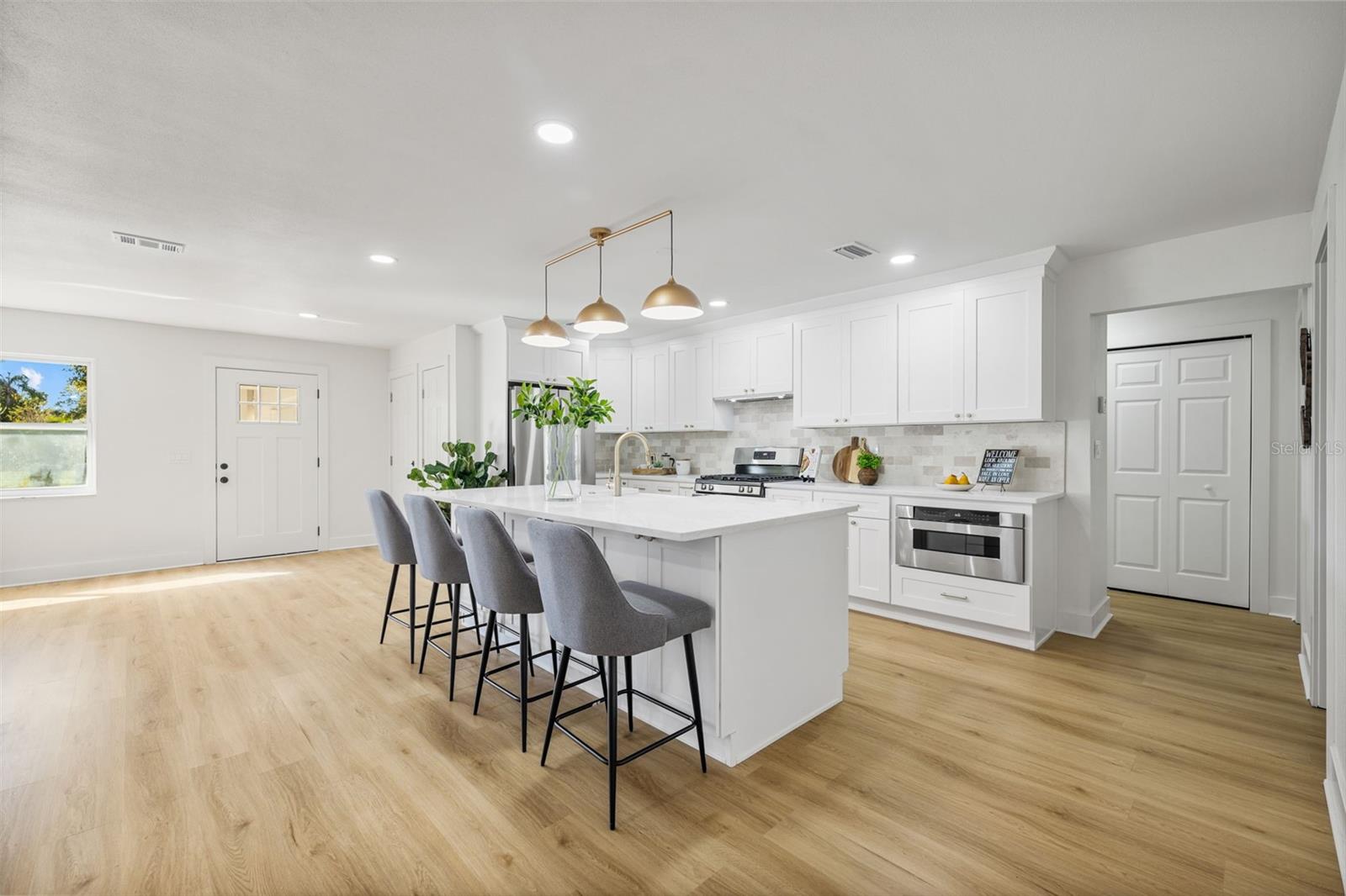 Image 6 of 32 For 869 Deville Drive E