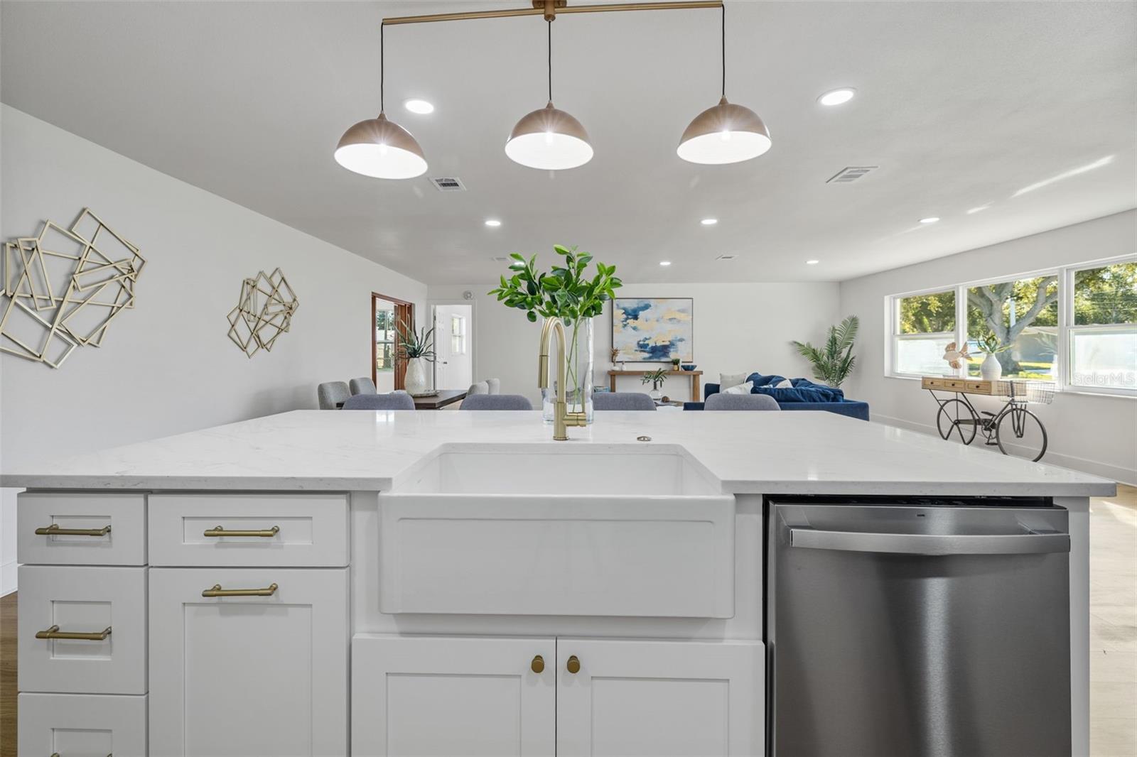 Image 7 of 32 For 869 Deville Drive E