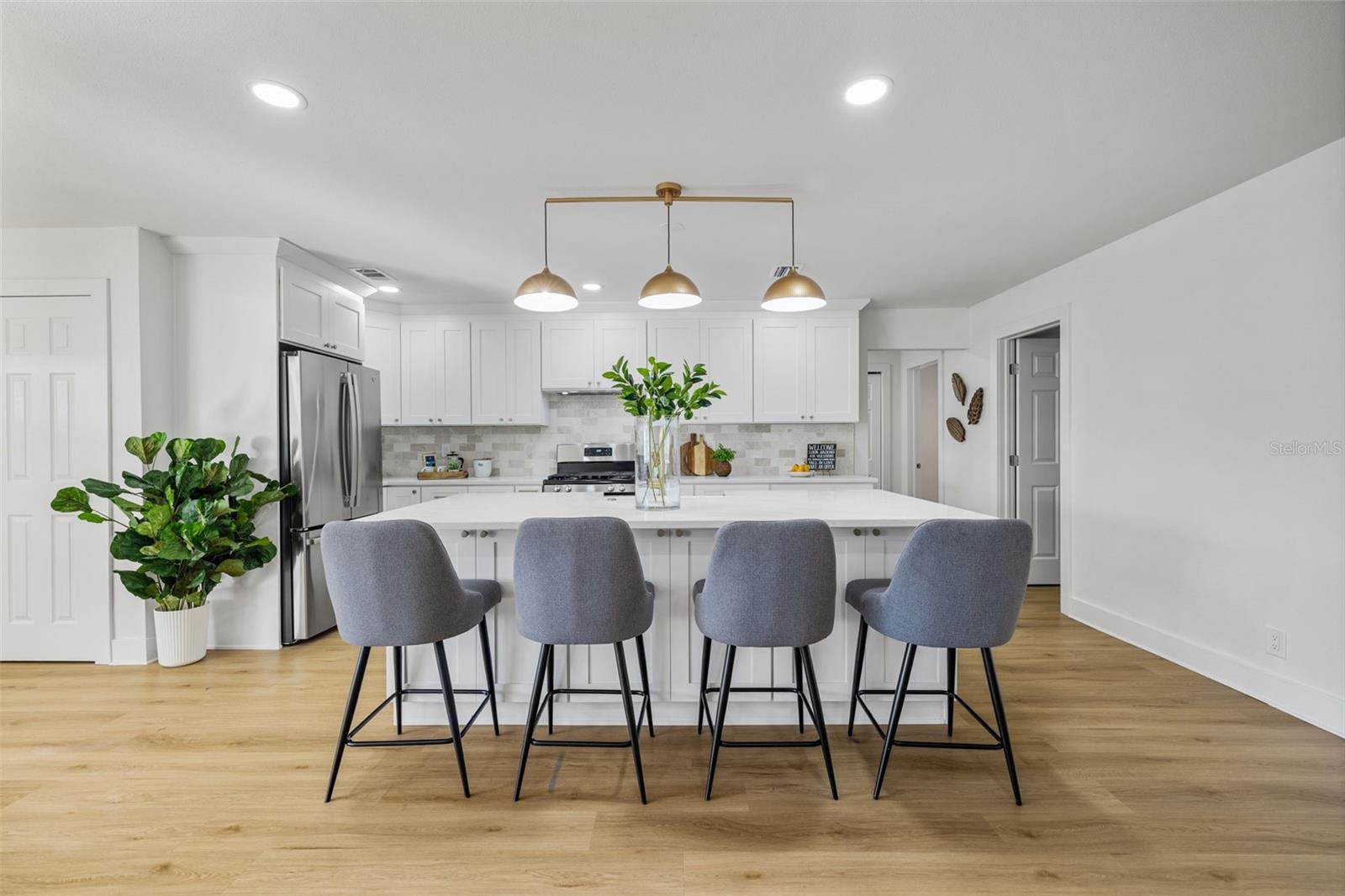 Image 8 of 32 For 869 Deville Drive E