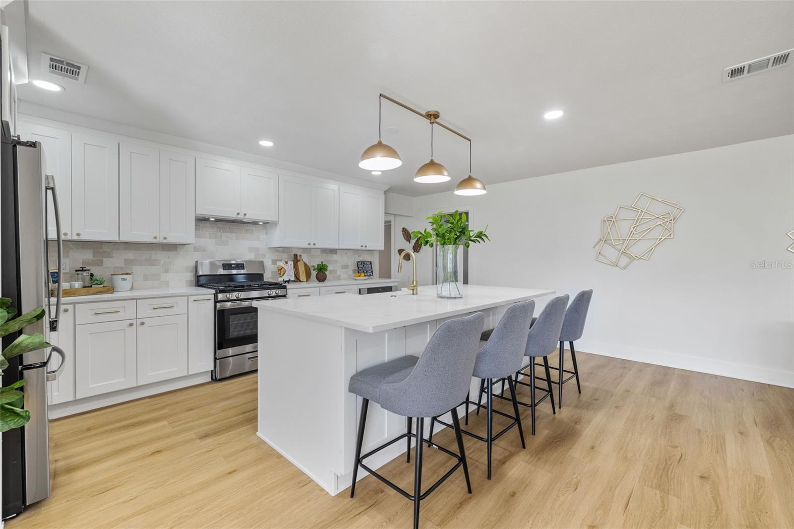 Image 9 of 32 For 869 Deville Drive E