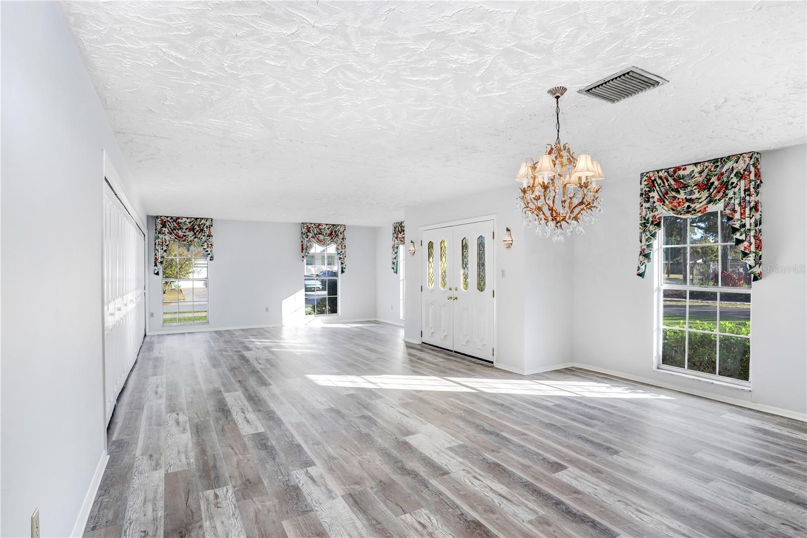 Image 4 of 30 For 6823 Oak Hill Drive