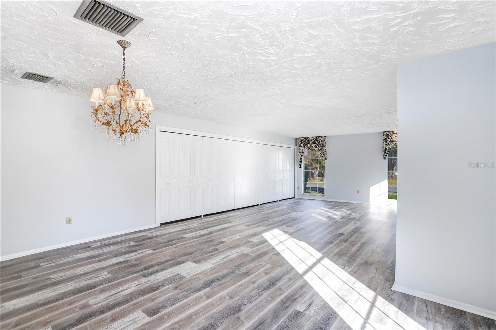 Image 5 of 30 For 6823 Oak Hill Drive