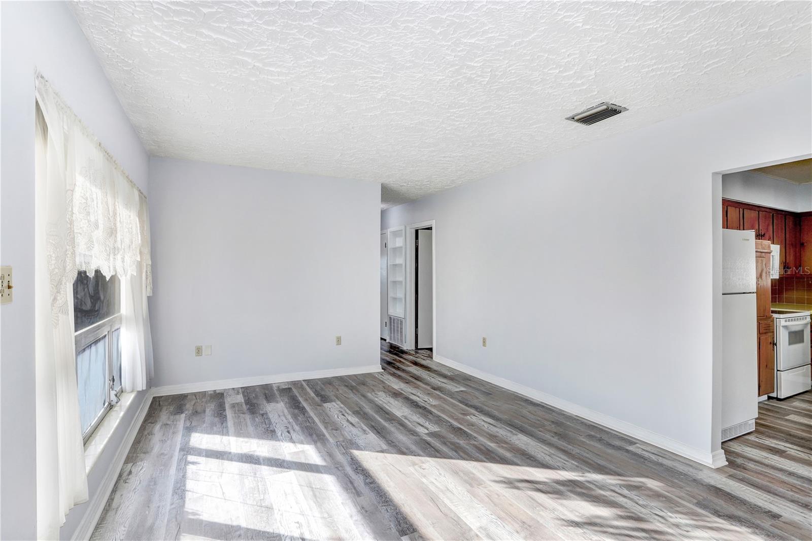 Image 7 of 30 For 6823 Oak Hill Drive