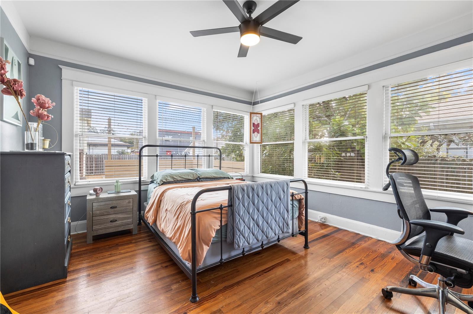 Listing photo id 26 for 5705 Miami Avenue