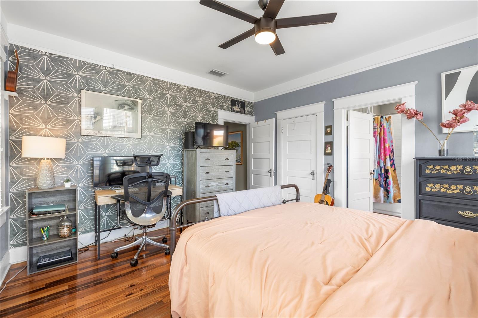 Listing photo id 28 for 5705 Miami Avenue