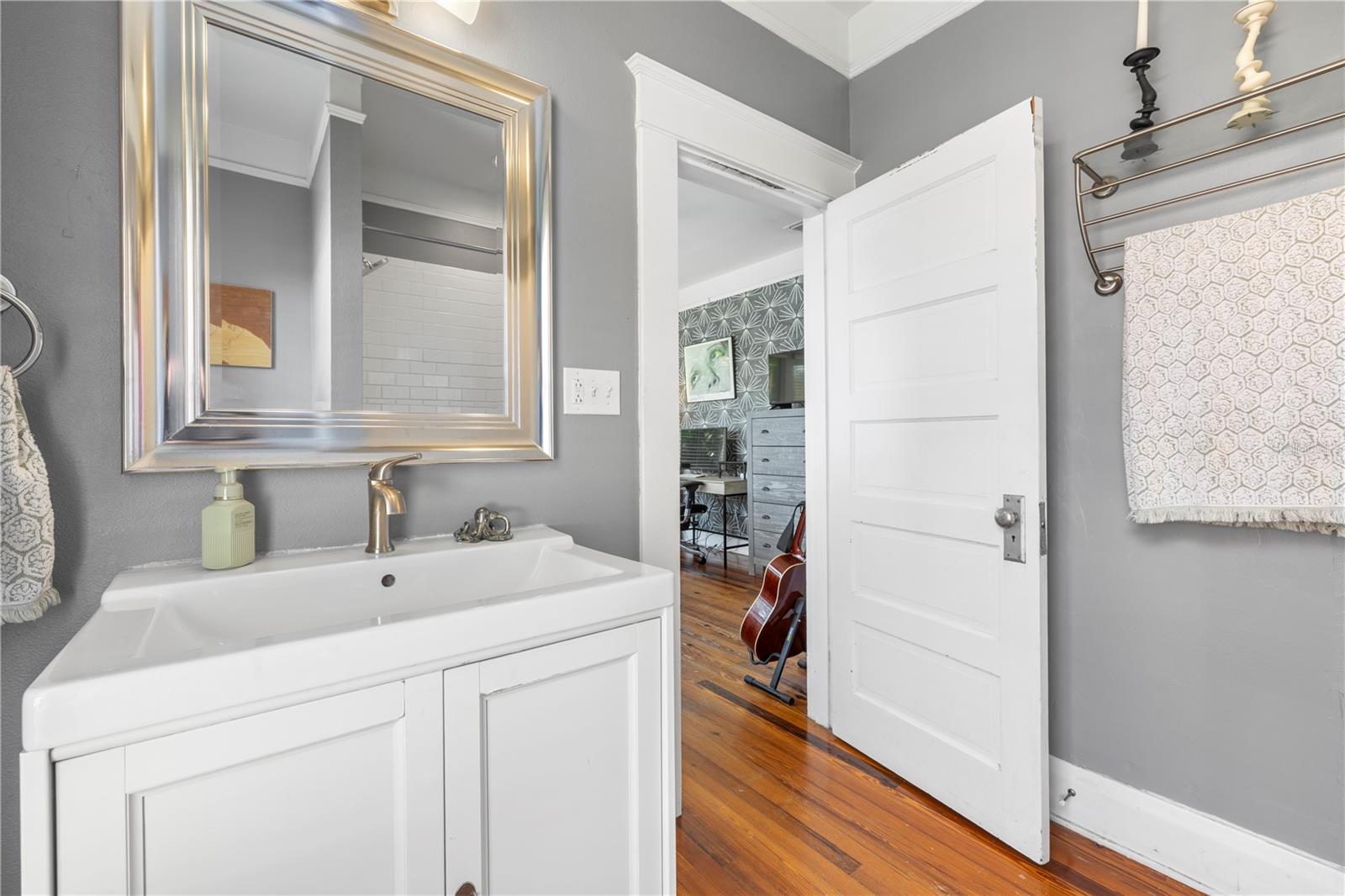 Listing photo id 30 for 5705 Miami Avenue