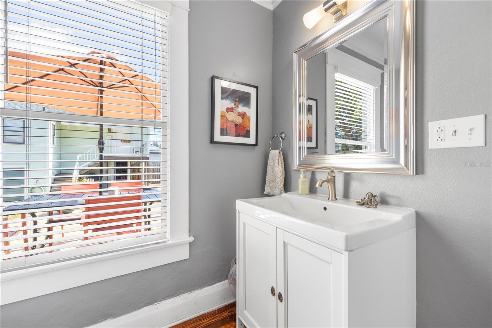 Listing photo id 31 for 5705 Miami Avenue