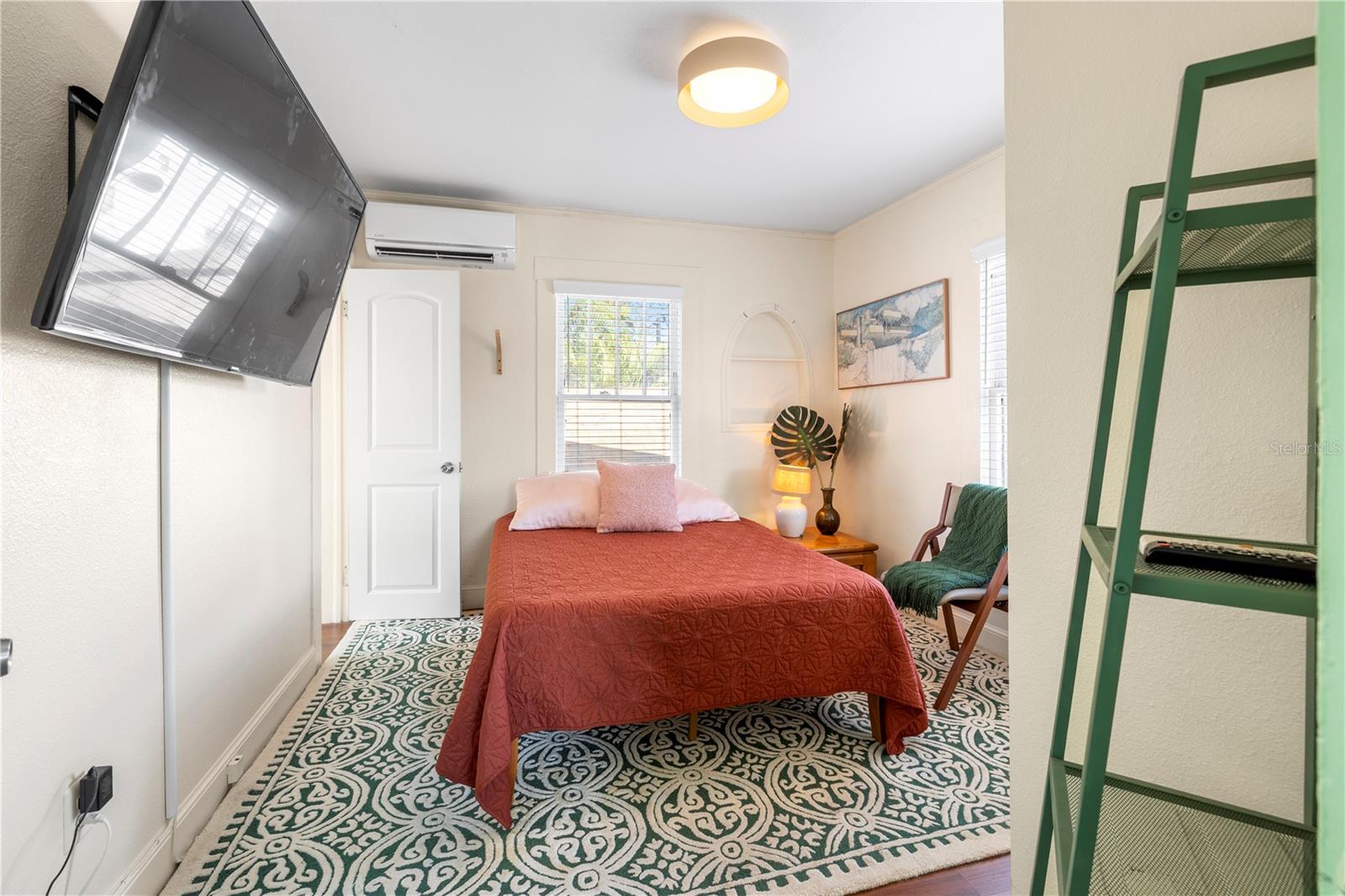 Listing photo id 48 for 5705 Miami Avenue