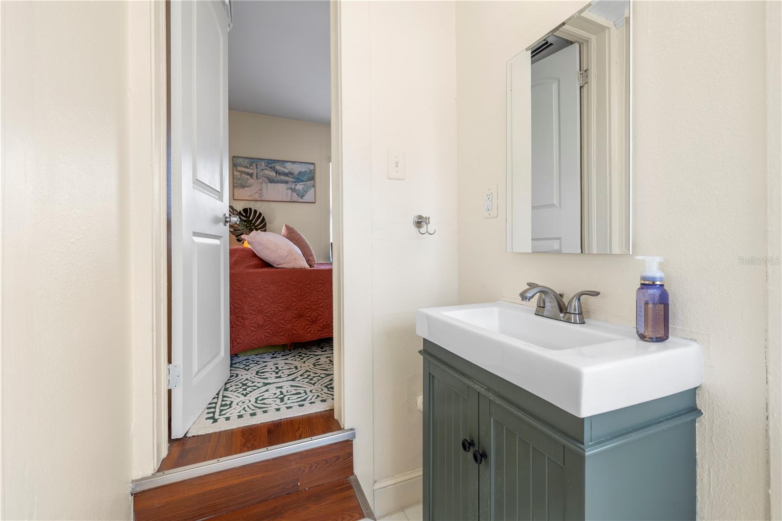 Listing photo id 51 for 5705 Miami Avenue