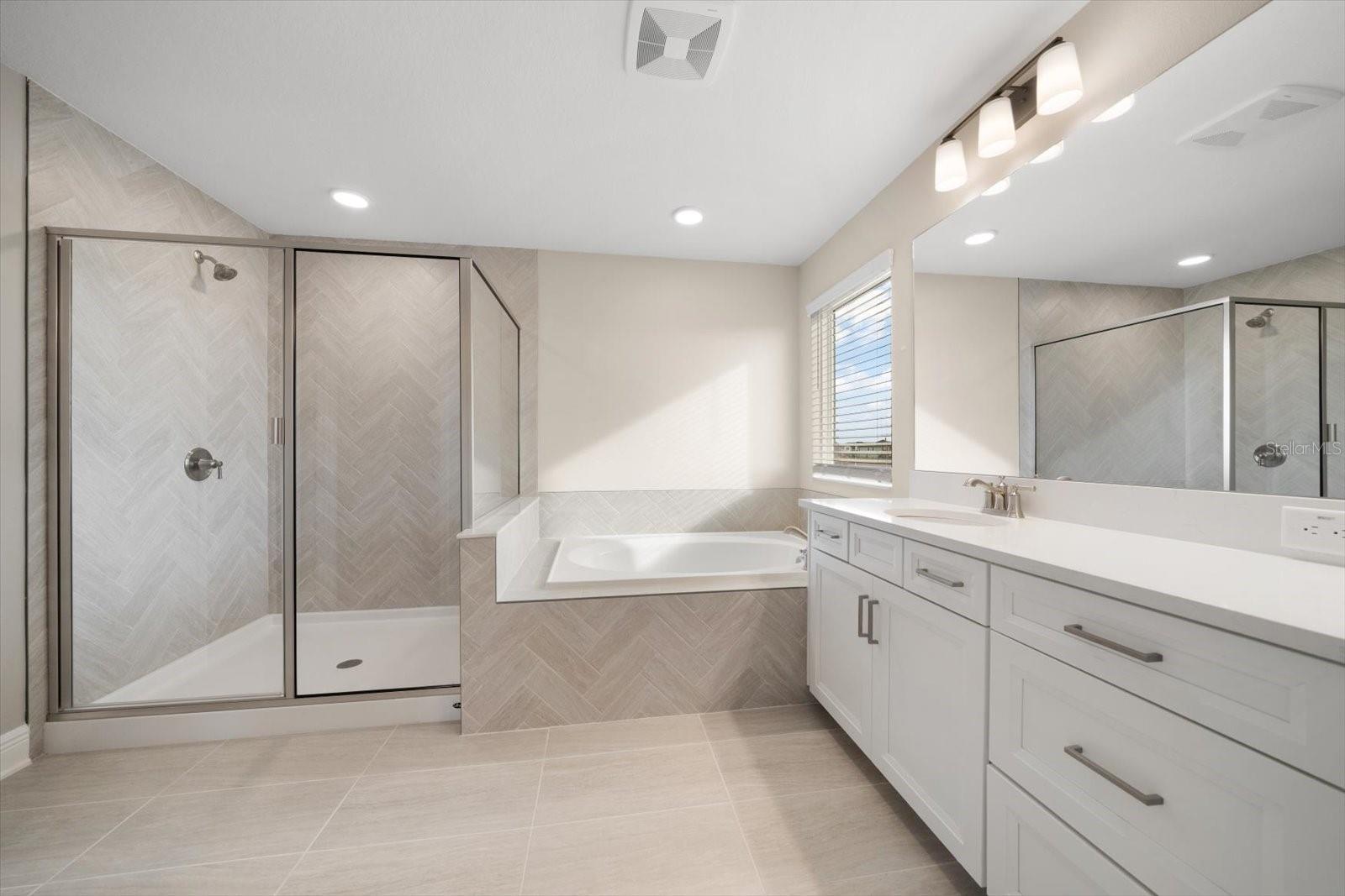 Listing photo id 10 for 5707 Maydale Avenue