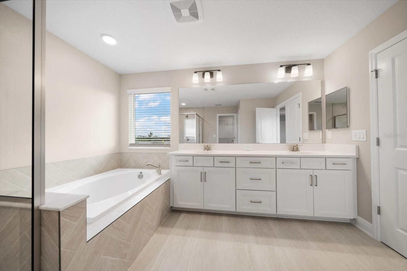 Listing photo id 11 for 5707 Maydale Avenue