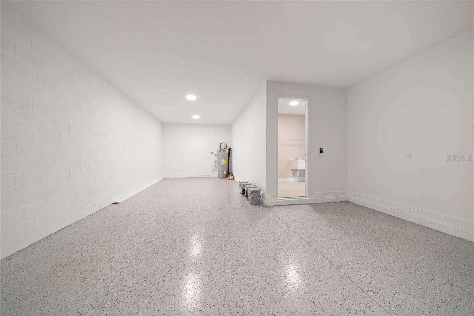 Listing photo id 16 for 5707 Maydale Avenue