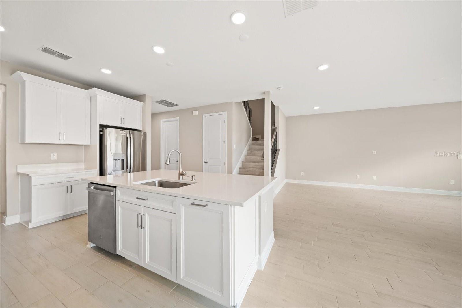 Listing photo id 17 for 5707 Maydale Avenue