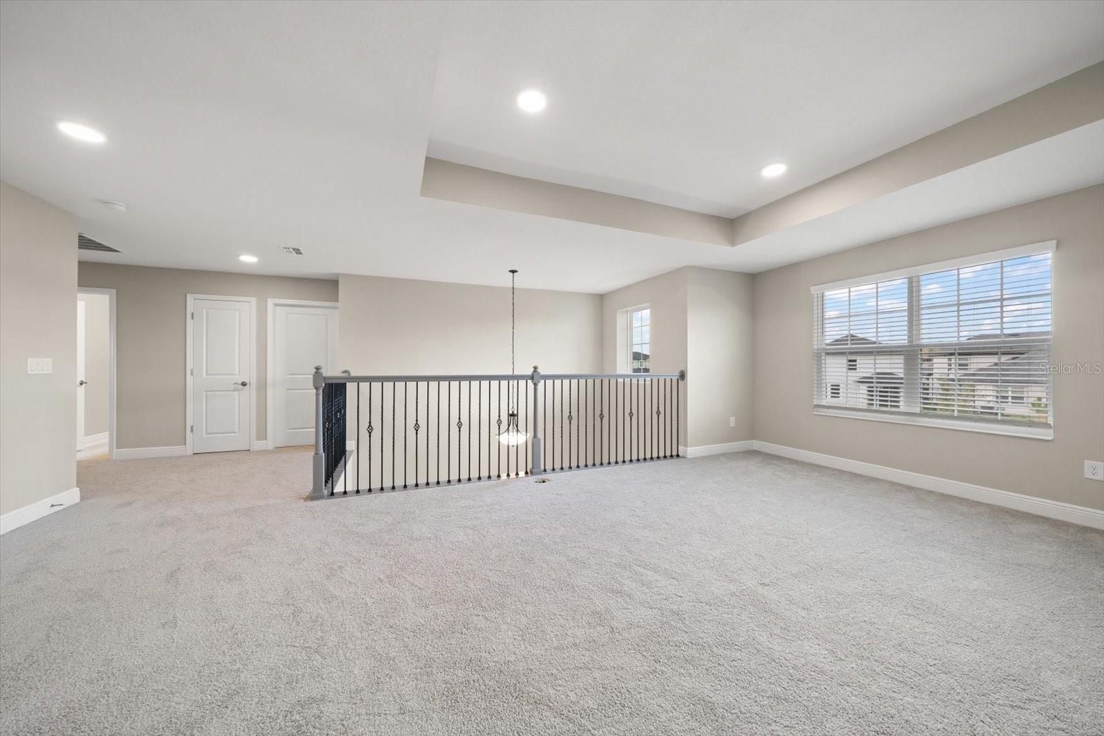 Listing photo id 19 for 5707 Maydale Avenue