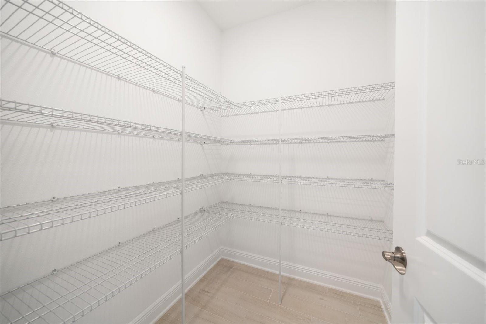 Listing photo id 27 for 5707 Maydale Avenue