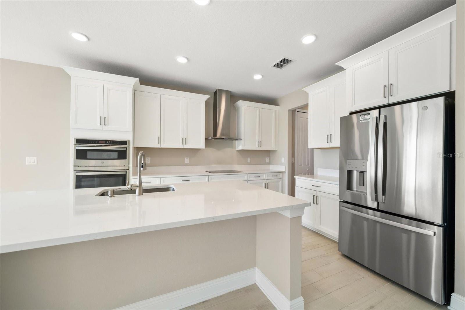 Listing photo id 1 for 5707 Maydale Avenue