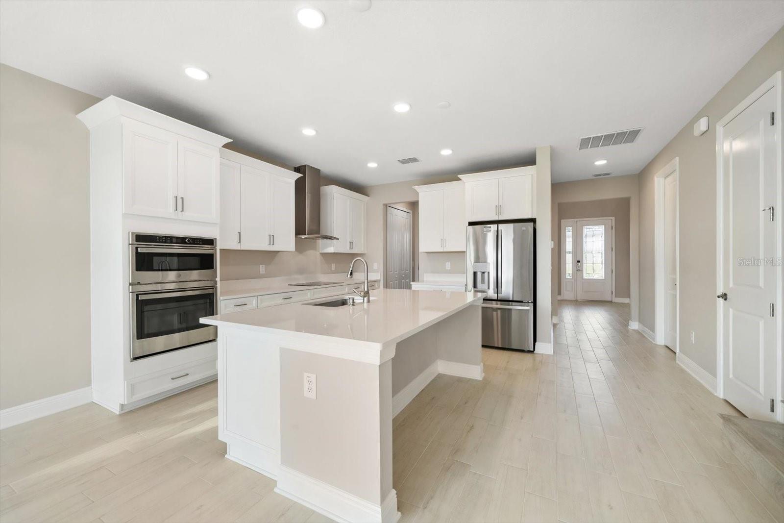 Listing photo id 2 for 5707 Maydale Avenue