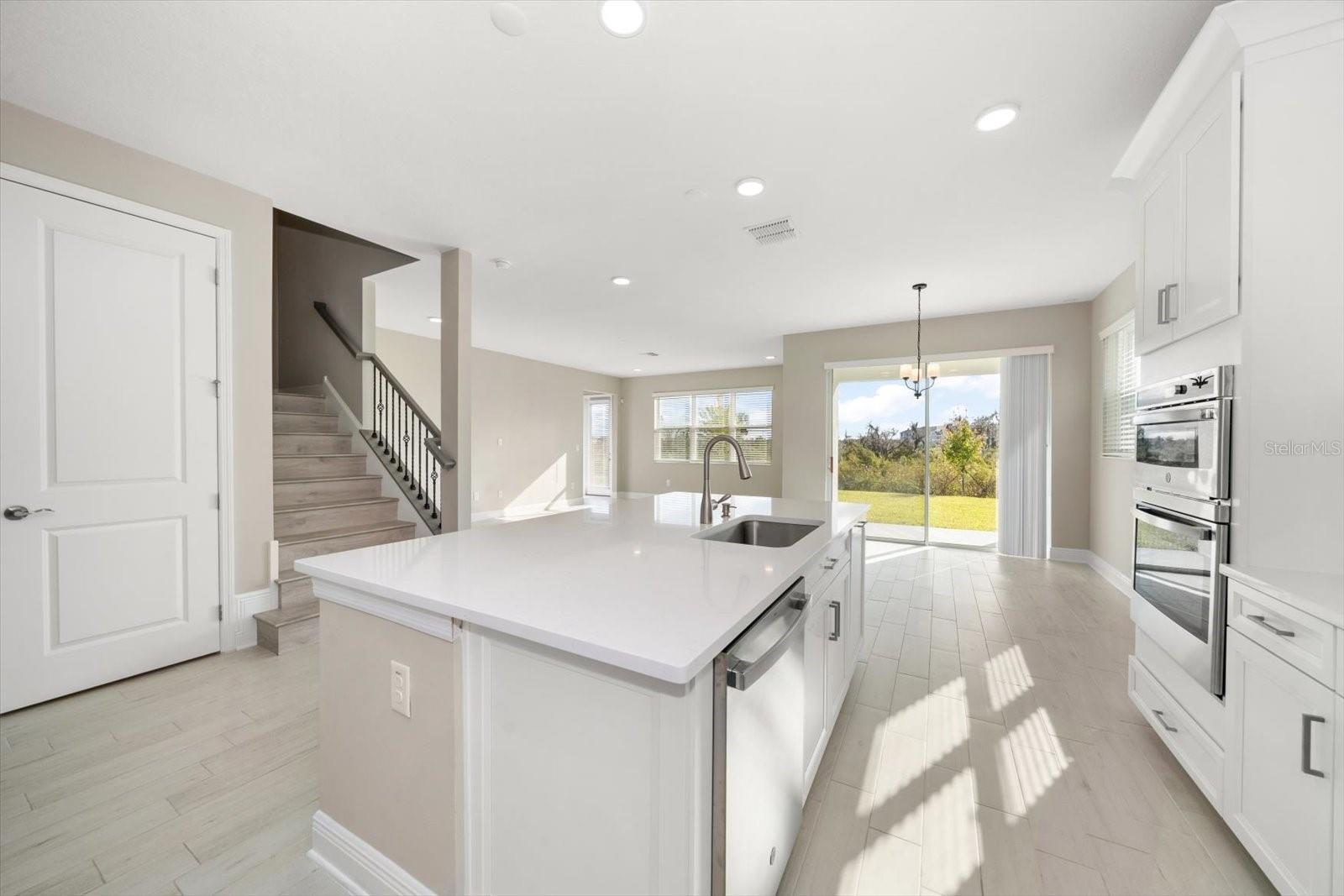 Listing photo id 3 for 5707 Maydale Avenue