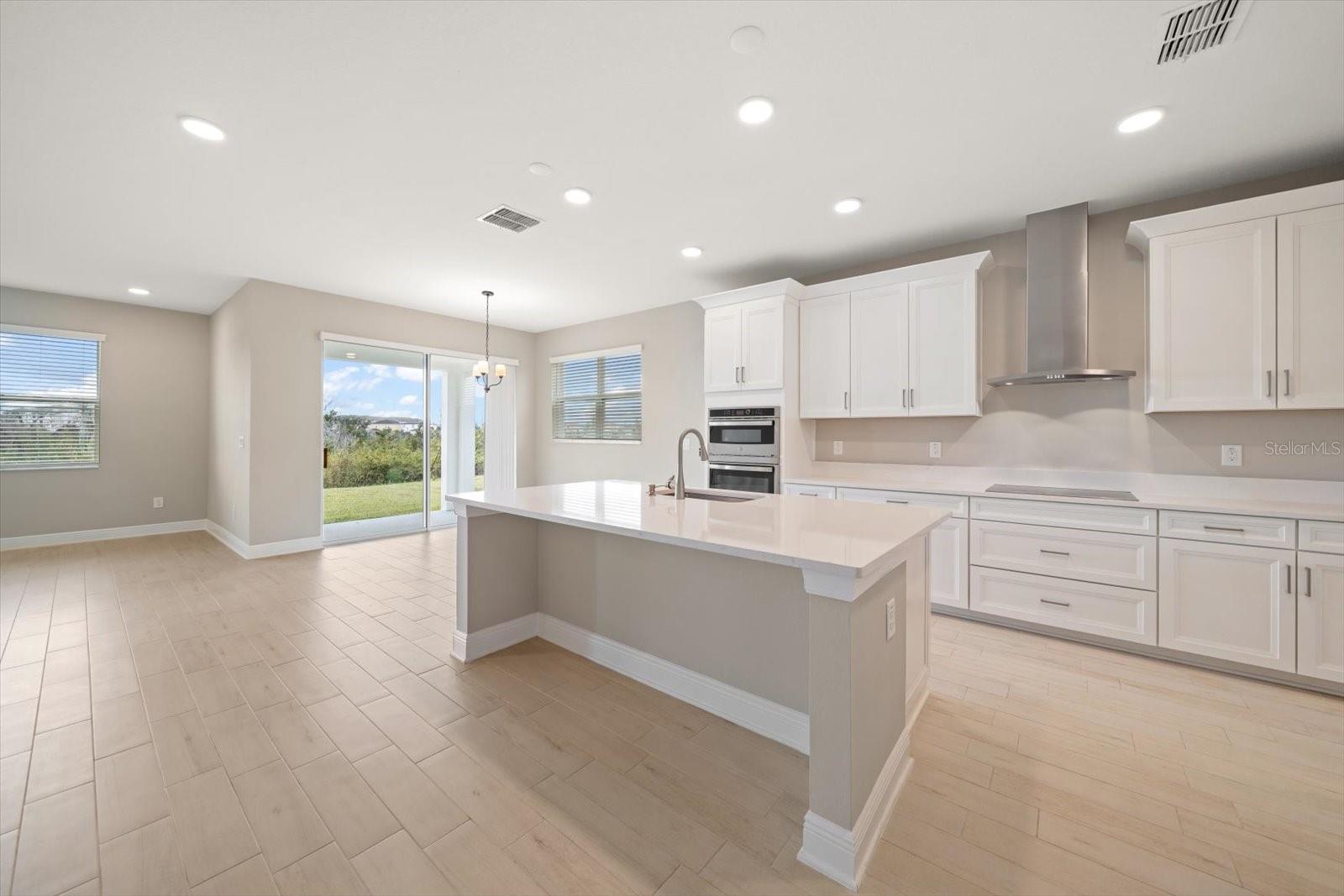 Listing photo id 4 for 5707 Maydale Avenue