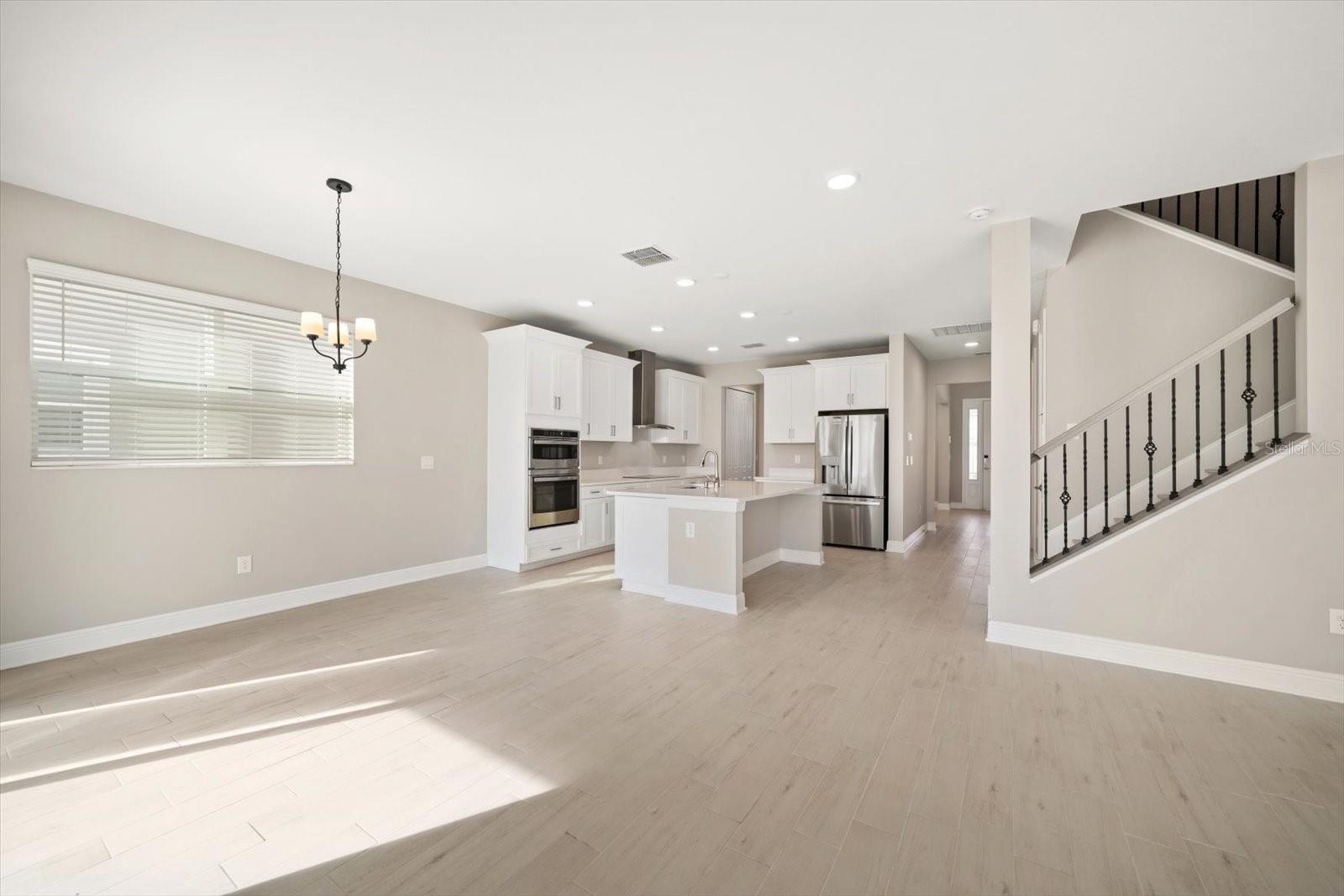 Listing photo id 6 for 5707 Maydale Avenue