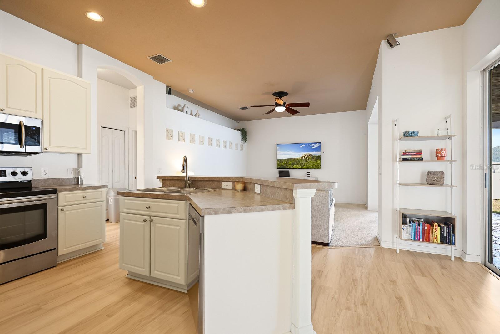 Listing photo id 8 for 228 Taylor Bay Lane