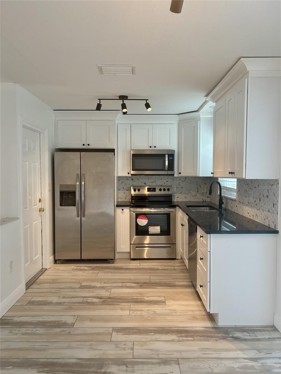 Image 4 of 17 For 10517 Hibiscus Drive