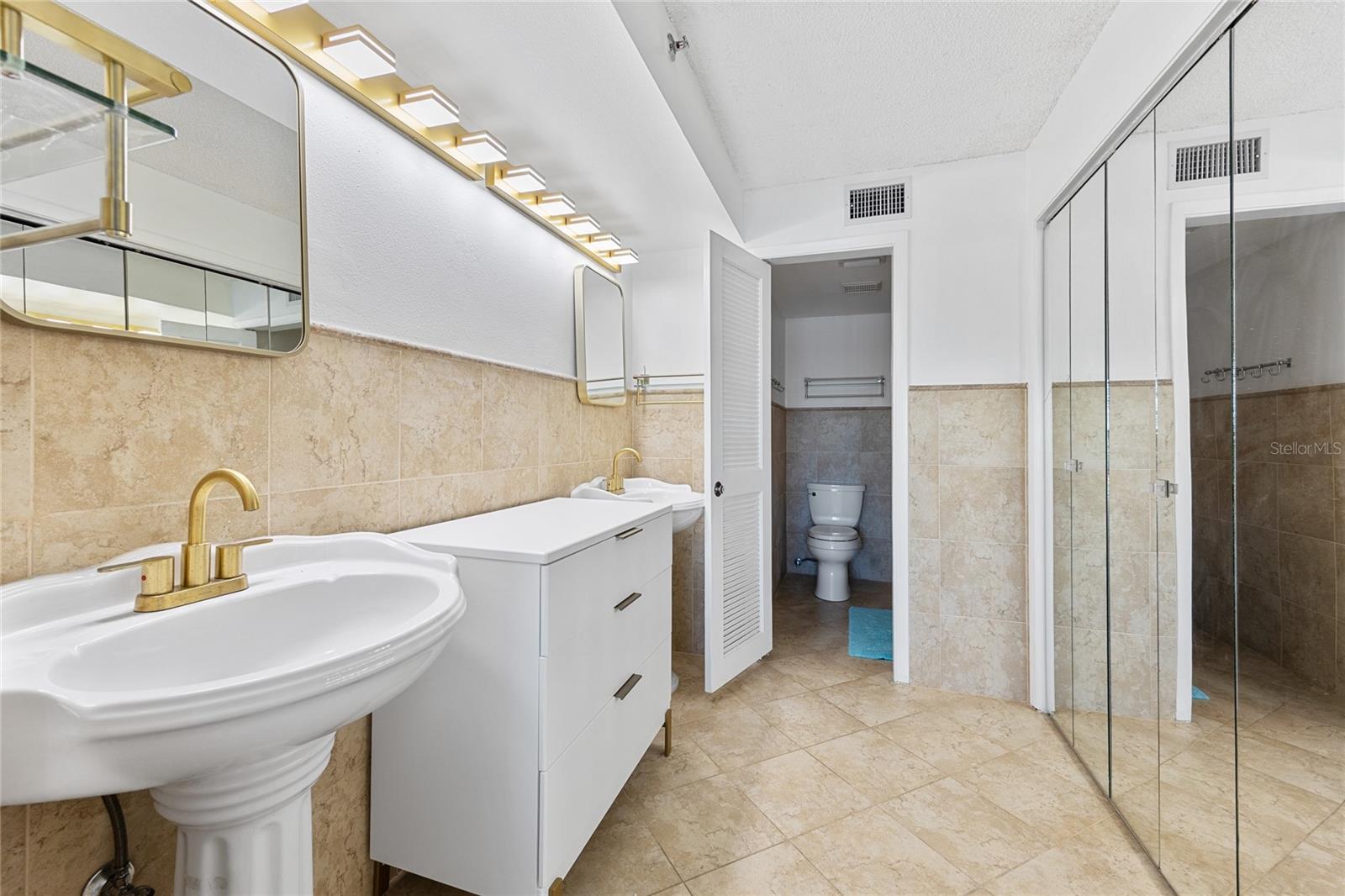 Image 22 of 44 For 2 Adalia Avenue 807