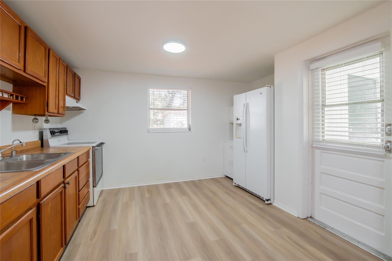 Listing photo id 8 for 11210 Thomas Street