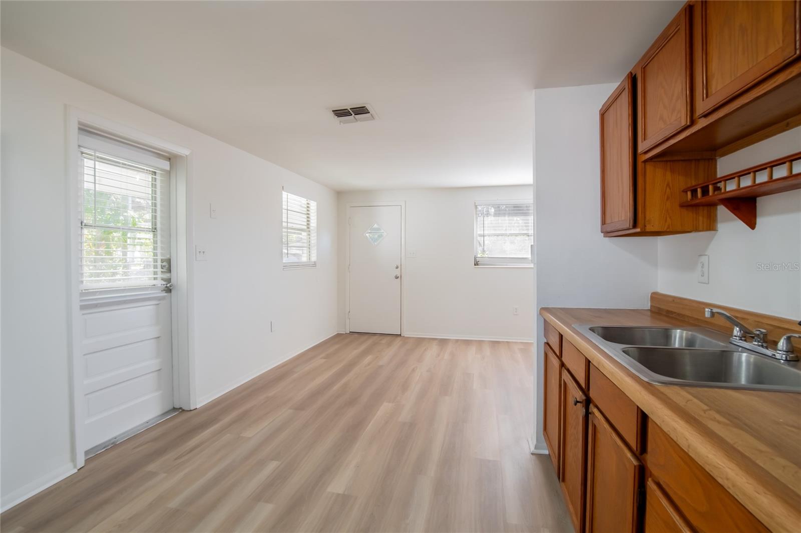 Listing photo id 6 for 11210 Thomas Street