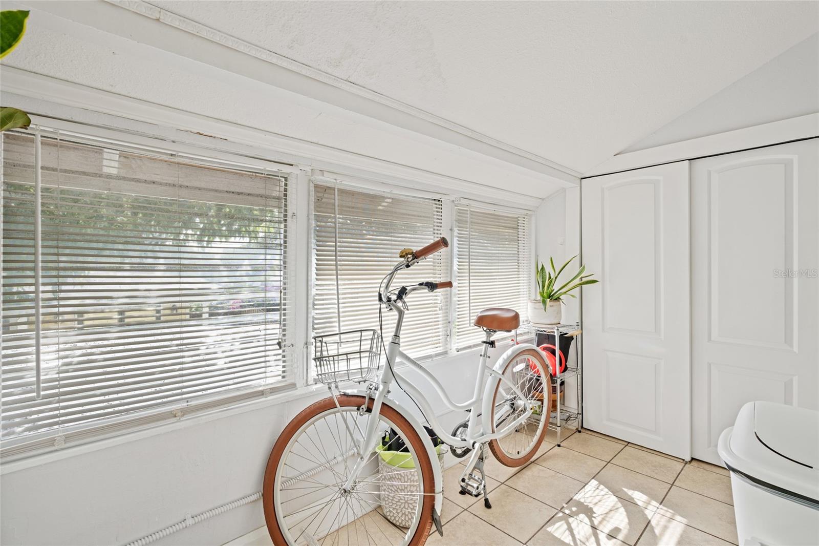 Image 14 of 17 For 727 23rd Avenue N