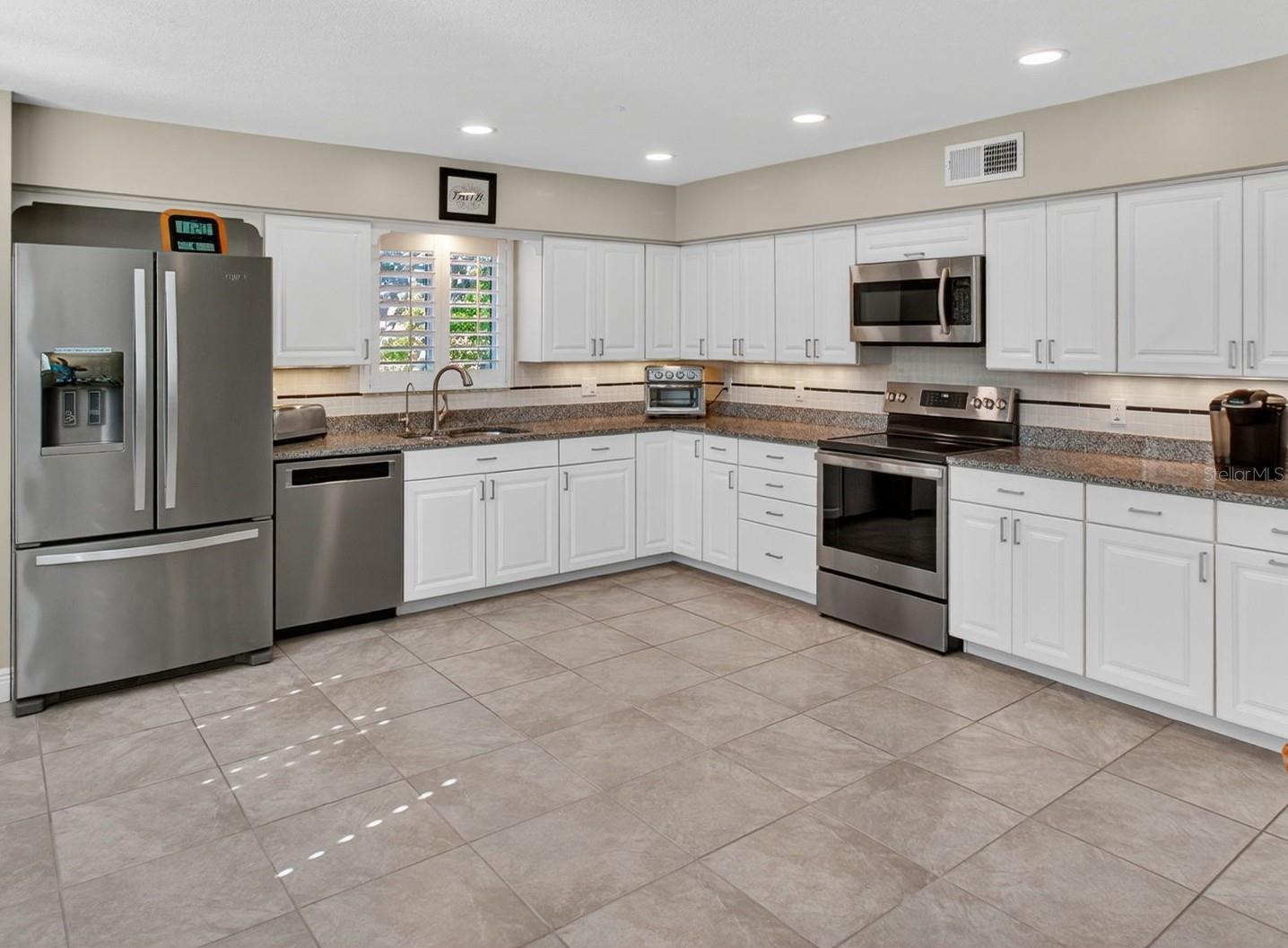 Image 14 of 59 For 2170 Americus Boulevard N 70