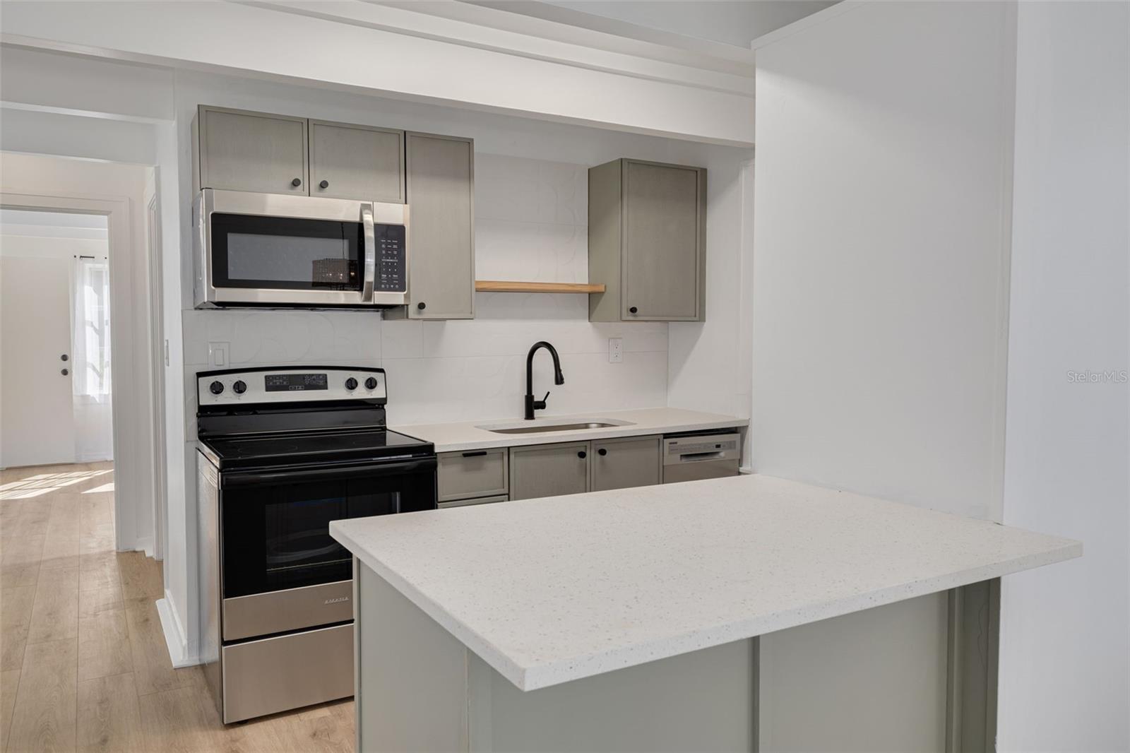 Listing photo id 8 for 925 16th Avenue N