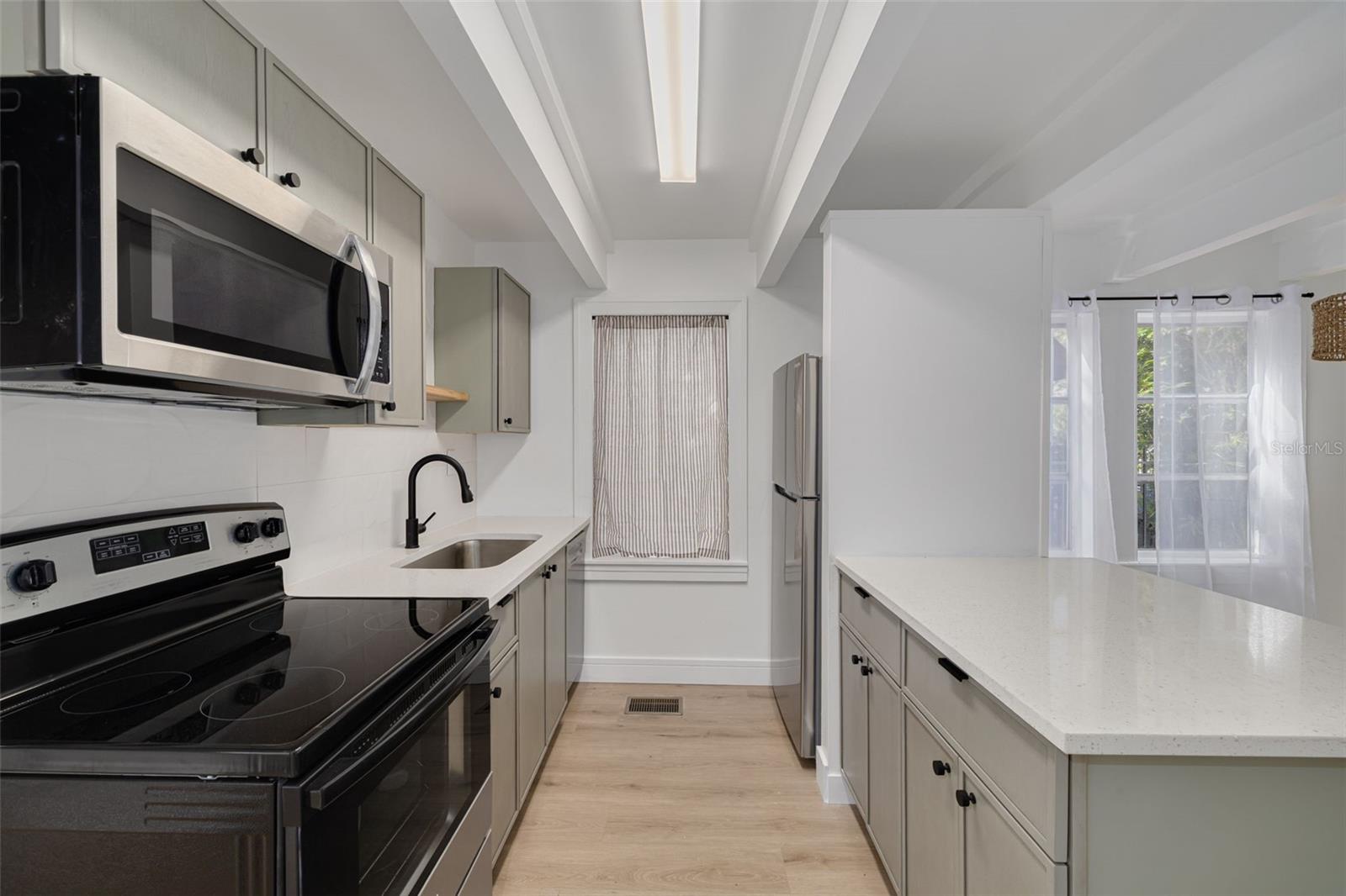 Listing photo id 9 for 925 16th Avenue N