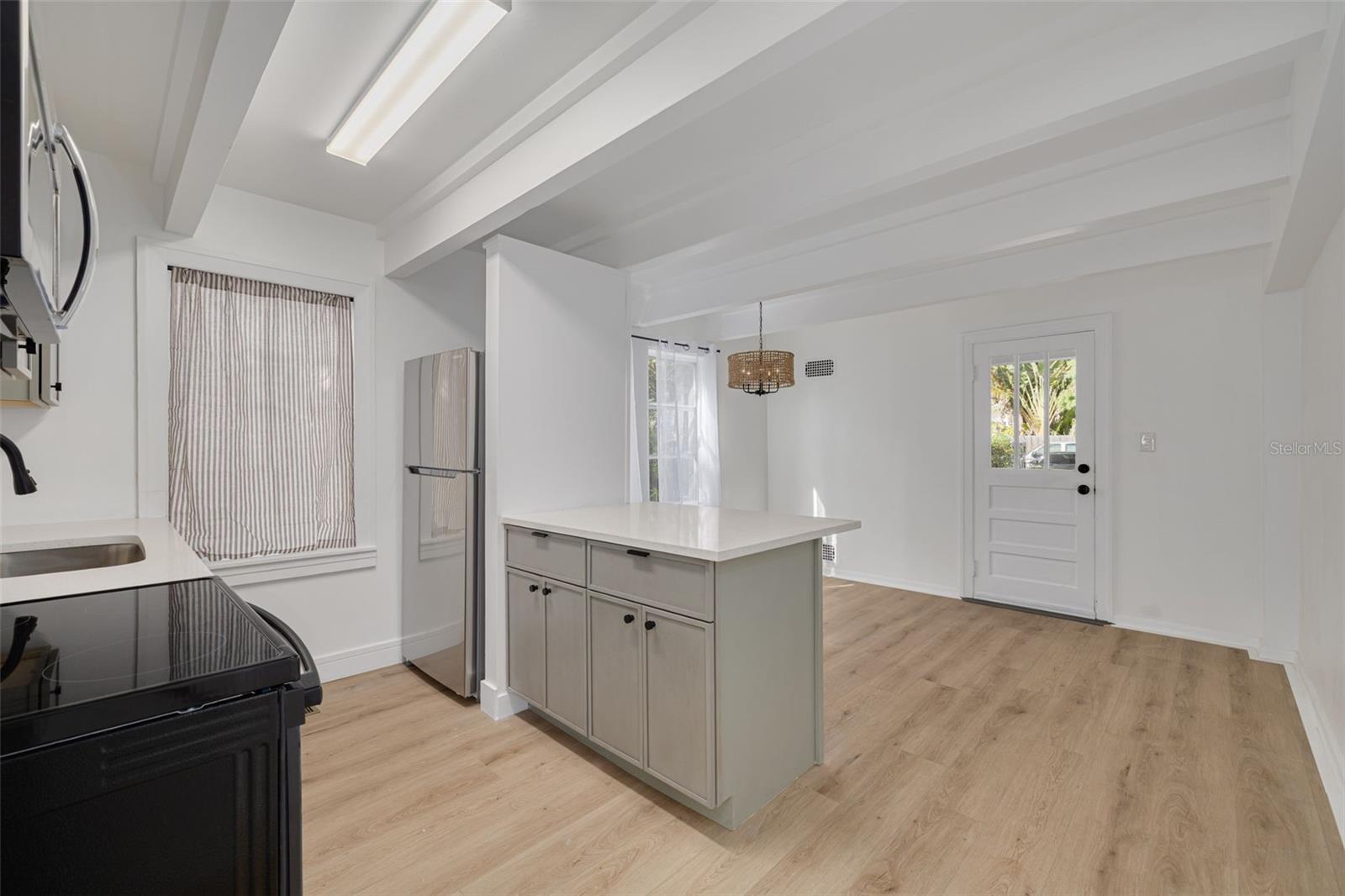 Listing photo id 10 for 925 16th Avenue N