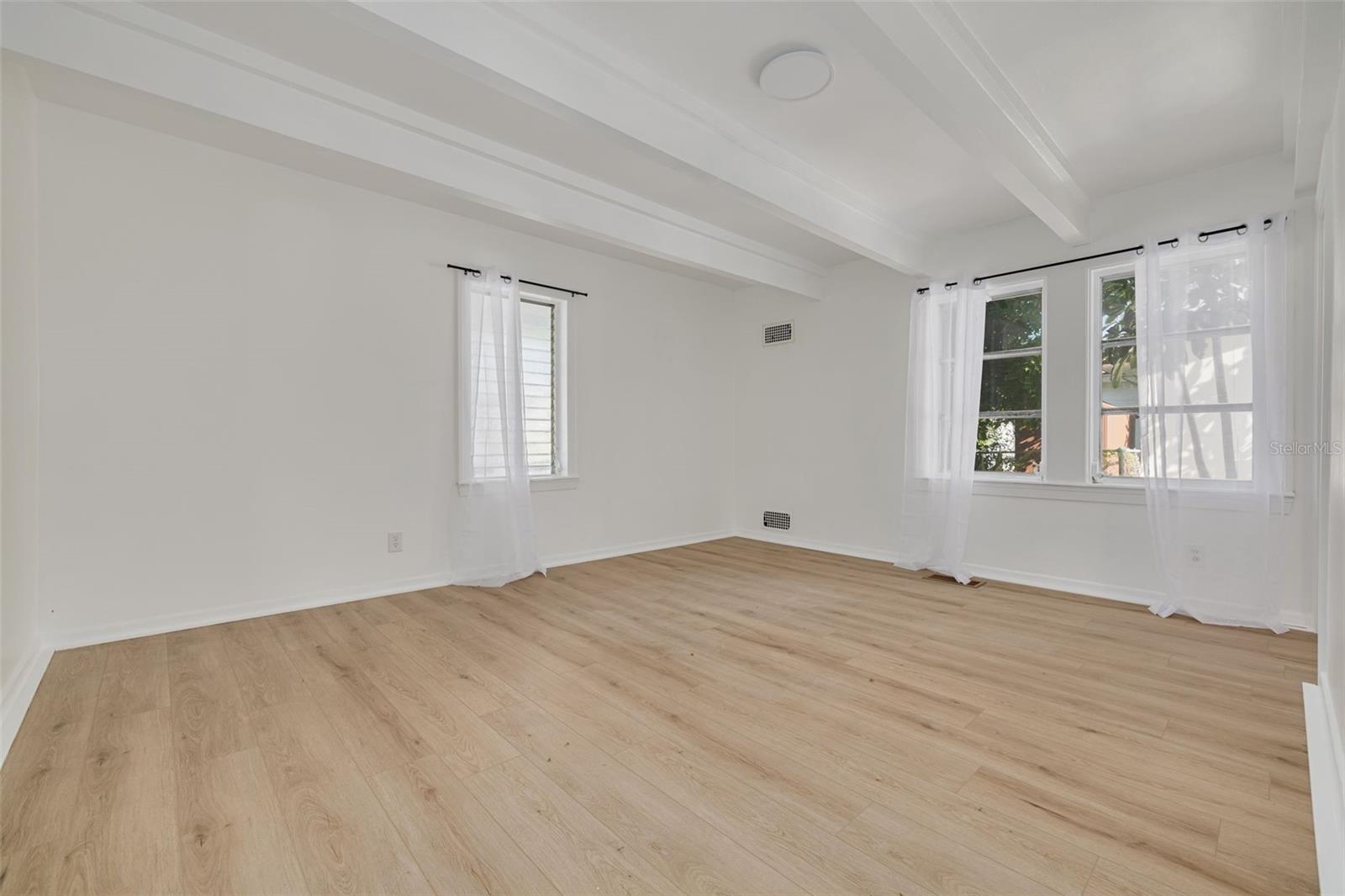 Listing photo id 11 for 925 16th Avenue N