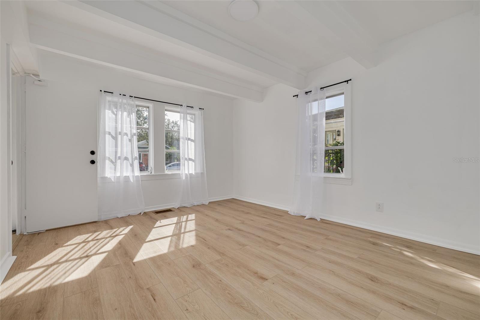 Listing photo id 17 for 925 16th Avenue N