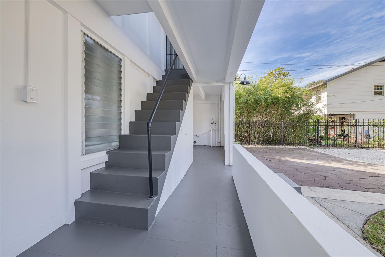 Listing photo id 21 for 925 16th Avenue N