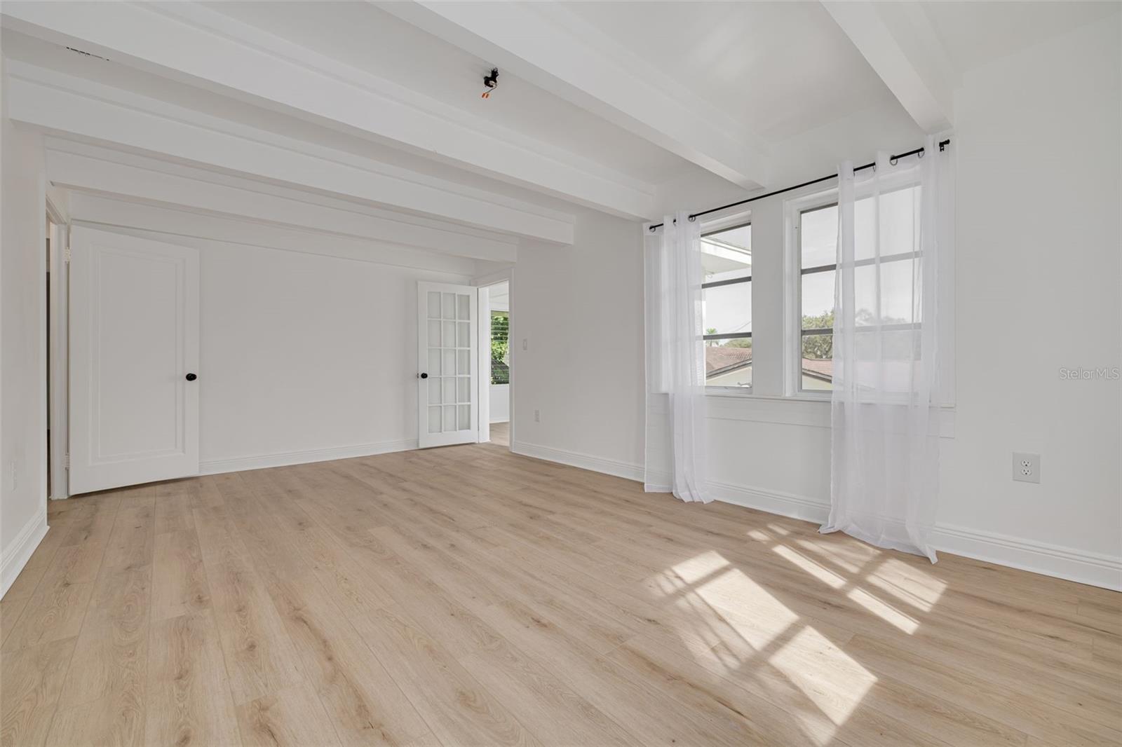 Listing photo id 24 for 925 16th Avenue N