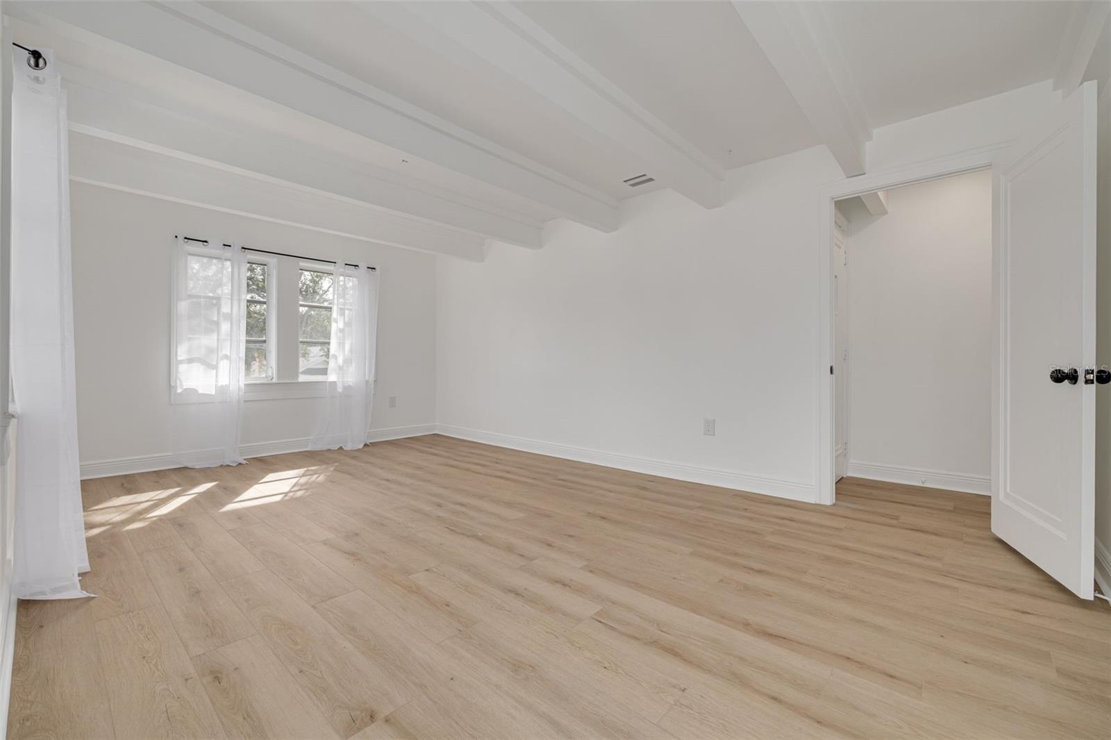 Listing photo id 25 for 925 16th Avenue N