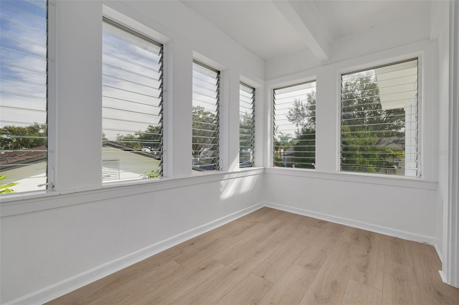 Listing photo id 26 for 925 16th Avenue N