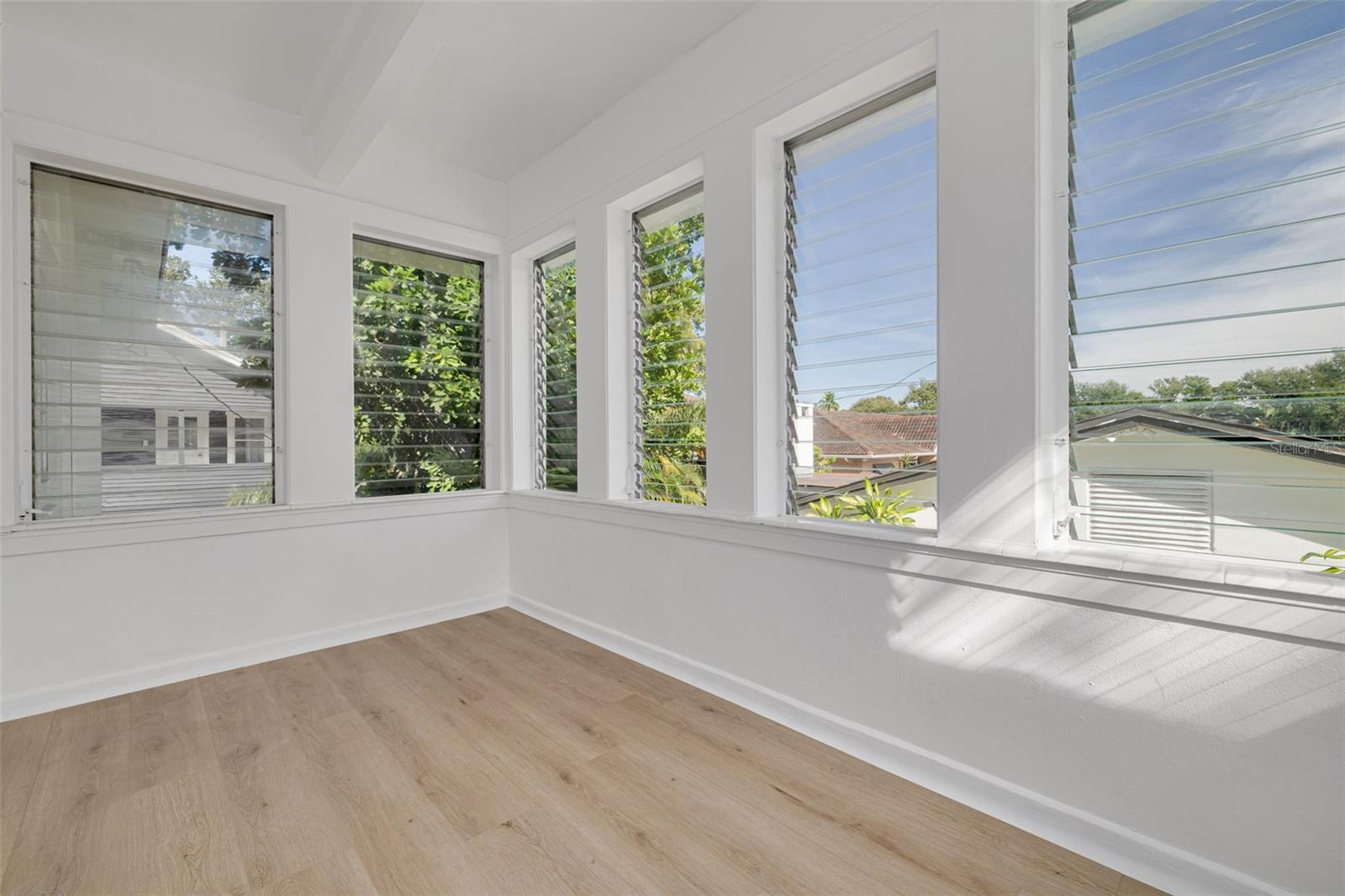 Listing photo id 27 for 925 16th Avenue N